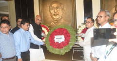 বঙ্গবন্ধুর প্রতিকৃতিতে স্বাস্থ্যমন্ত্রীর শ্রদ্ধা