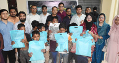 পথশিশুদের মাঝে জেনেসিস অনলাইন ইউনিভার্সিটির ঈদবস্ত্র বিতরণ