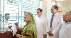 সাধারণের মতো ১০ টাকার টিকিট কেটে চোখ দেখালেন প্রধানমন্ত্রী