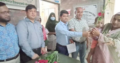 স্বাস্থ্য কমপ্লেক্স থেকে ছাড়পত্রের সঙ্গে রোগীকে ফুলের তোড়া