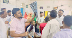 রোগীর আধিক্য, দাঁড়িয়েই সেবা দিচ্ছেন ঢাকা মেডিকেলের চিকিৎসকরা