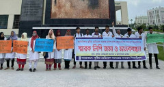 কুষ্টিয়া মেডিকেলের হাসপাতাল চালুর দাবিতে শিক্ষার্থীদের মানববন্ধন