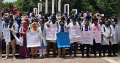 কোটা সংস্কার আন্দোলনে ঢাকা মেডিকেল শিক্ষার্থীরা