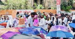 কোটা সংস্কার দাবি: বিভিন্ন মেডিকেলে শিক্ষার্থীদের বিক্ষোভ