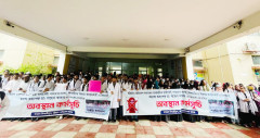 অধ্যক্ষের পদত্যাগ দাবিতে চমেকে শিক্ষার্থীদের বিক্ষোভ
