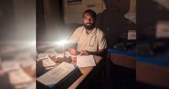 মোমবাতি জ্বালিয়ে সেবা দিলেন চিকিৎসকরা