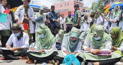 রাস্তায় ‘প্রতীকী পরীক্ষা ও বিষপান’ রামেবির নার্সিং শিক্ষার্থীদের 