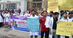 দুই দাবিতে স্বাস্থ্য অধিদপ্তরের সামনে অবস্থান কর্মসূচিতে ফিজিওথেরাপিস্টরা