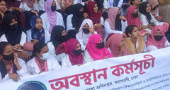 ছয় দফা দাবিতে মেডিকেল টেকনোলজিস্ট-ফার্মাসিস্টদের অবস্থান কর্মসূচি