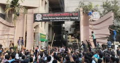 ন্যাশনাল মেডিকেলে শিক্ষার্থীদের হামলা, মূল ফটক ভাঙচুর