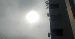 কুয়াশা ভেদ করে ঢাকার আকাশে সূর্যের হাসি