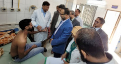 গণঅভ্যুত্থানে আহতদের চিকিৎসার খোঁজ নিলেন বিএসএমএমইউ ভিসি