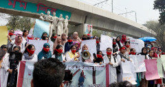 ধর্ষকের ফাঁসির দাবিতে রাজুতে ঢামেক শিক্ষার্থীদের বিক্ষোভ