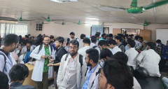 ঢাবি মেডিসিন অনুষদের ডিন অফিসের সামনে অবস্থান কর্মসূচি শিক্ষার্থীদের