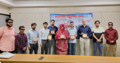 চিকিৎসকদের হাতে কৃতজ্ঞতা স্মারক তুলে দিলেন জুলাই যোদ্ধারা