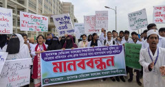 হাসপাতাল চালুর দাবিতে সুনামগঞ্জ মেডিকেল কলেজ শিক্ষার্থীদের মানববন্ধন