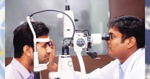 গরমে চোখের যত্নে করণীয়
