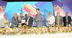 বিএসপিএমআর’র লাইফ টাইম এচিভমেন্ট অ্যাওয়ার্ডে ভূষিত অধ্যাপক কামরুল