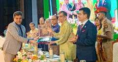 গুণী শিক্ষক সম্মাননা পেলেন বিএমইউর ডা. আবুল কালাম আজাদ