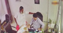 চিকিৎসকের মানবিকতায় মুগ্ধ হয়ে ফল উপহার দিলেন বৃদ্ধ রোগী