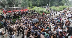 শিক্ষামন্ত্রীর পদত্যাগের দাবিতে সায়েন্স ল্যাব মোড় অবরোধ