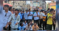 এইচএসসি পরীক্ষা স্থগিতের দাবিতে রাজশাহীর জিরোপয়েন্ট অবরোধ