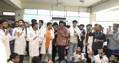 মুগদা মেডিকেলে চিকিৎসক-স্বাস্থ্যকর্মীদের ওপর হামলার প্রতিবাদে বিক্ষোভ