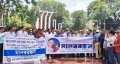 ঢামেক অধ্যাপকের ওপর হামলার প্রতিবাদে কেন্দ্রীয় শহীদ মিনারে চিকিৎসকদের মানববন্ধন