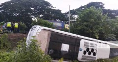 শের-ই-বাংলা মেডিকেল শিক্ষার্থীদের বহনকারী বাস খাদে, আহত ২০