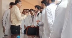 ১ম পেশাগত পরীক্ষা পেছানোর দাবি ঢাবি অধিভুক্ত মেডিকেল শিক্ষার্থীদের, ডিনের সঙ্গে সাক্ষাৎ