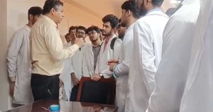 প্রথম পেশাগত পরীক্ষা পেছানোর দাবি ঢাবি অধিভুক্ত মেডিকেল শিক্ষার্থীদের, ডিনের সঙ্গে সাক্ষাৎ