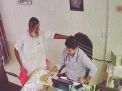 চিকিৎসকের মানবিকতায় মুগ্ধ হয়ে ফল উপহার দিলেন বৃদ্ধ রোগী