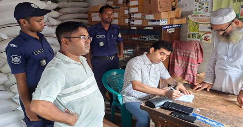 পটুয়াখালীতে উচ্চ দামে সার বিক্রি করায় ৩ ব্যবসায়ীকে জরিমানা