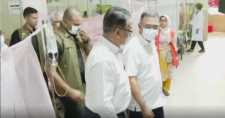 শিশু হাসপাতালের কক্ষে চিকিৎসককে ধূমপান করতে দেখে অসন্তুষ্ট প্রধানমন্ত্রী, বরখাস্তের নির্দেশ