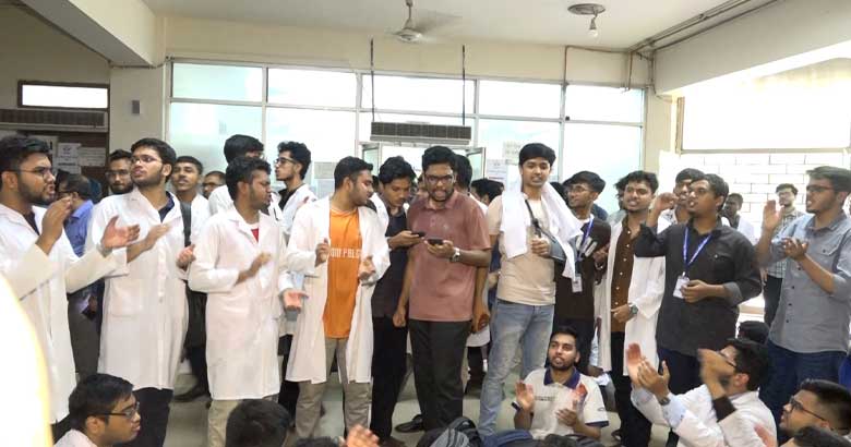 মুগদা মেডিকেলে চিকিৎসক-স্বাস্থ্যকর্মীদের ওপর হামলার প্রতিবাদে বিক্ষোভ