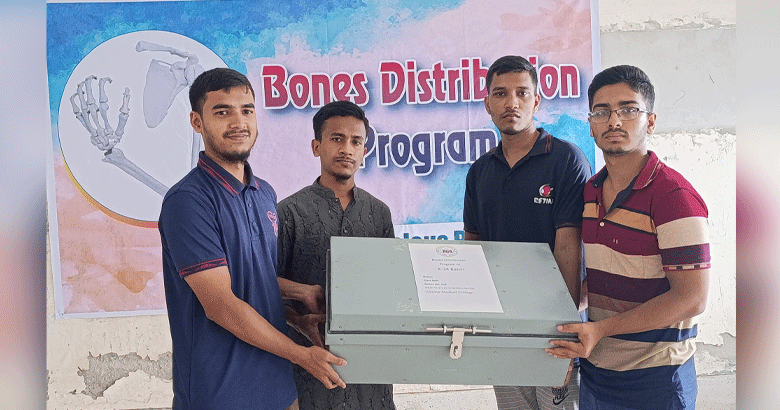 খুলনা মেডিকেলে রেড নিউক্লিয়াস অ্যাসোসিয়েশনের উদ্যোগে মানব কঙ্কাল বিতরণ