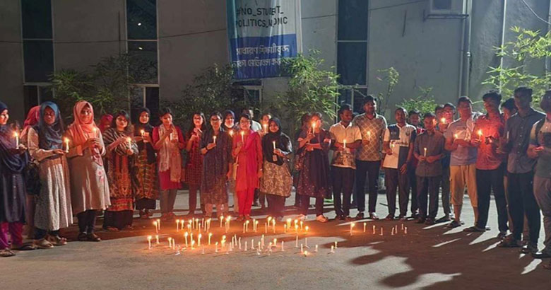 ডা. মৌমিতা হত্যার প্রতিবাদে ঢাকা মেডিকেল শিক্ষার্থীদের মোমবাতি প্রজ্বলন