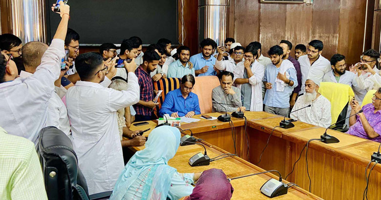 শিক্ষার্থীদের তোপের মুখে মানিকগঞ্জ মেডিকেলের অধ্যক্ষের পদত্যাগ