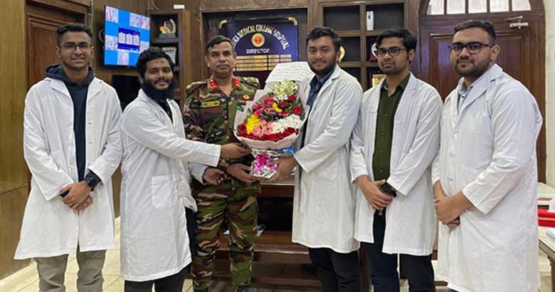 ঢাকা মেডিকেল পরিচালকের সঙ্গে সন্ধানীর শুভেচ্ছা বিনিময়