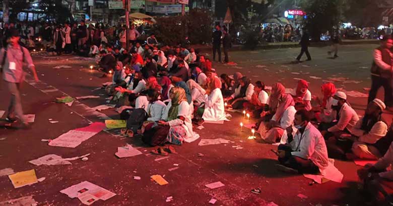 সিদ্ধান্ত প্রত্যাখ্যান প্রশিক্ষণার্থীদের, অবরোধ অব্যাহত