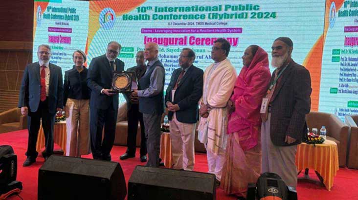 পাবলিক হেলথ এক্সিলেন্স অ্যাওয়ার্ড পেলেন ড. মোশতাক চৌধুরী