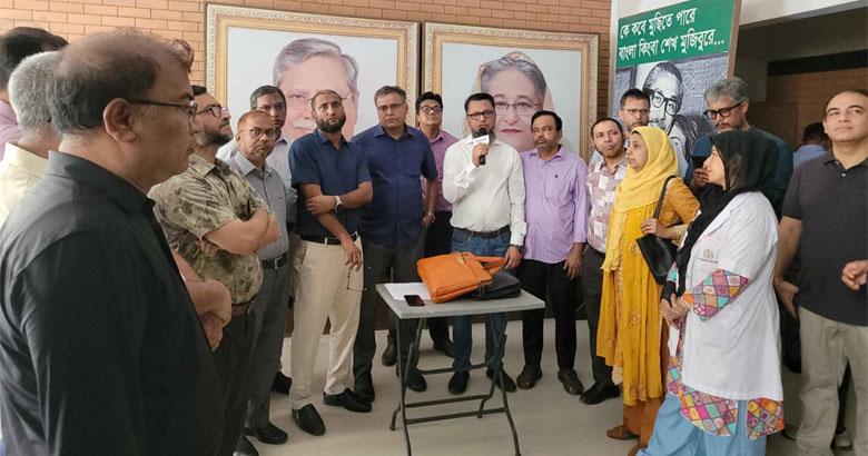 পদোন্নতি বঞ্চিত: বিএসএমএমইউর ৪৫ চিকিৎসকের অবস্থান কর্মসূচি