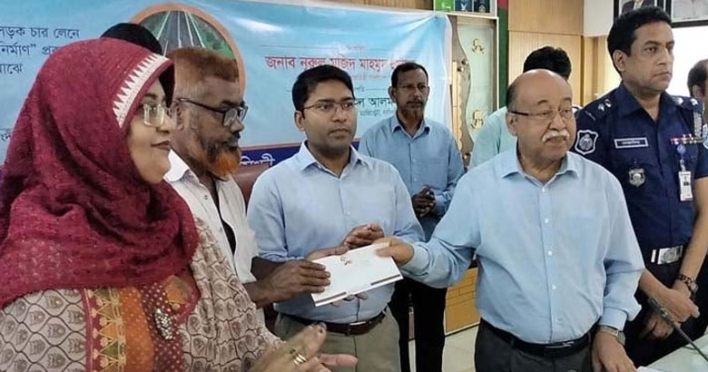 ২০৬ রোগীকে ১ কোটি ৩ লাখ টাকার চিকিৎসা সহায়তার চেক প্রদান