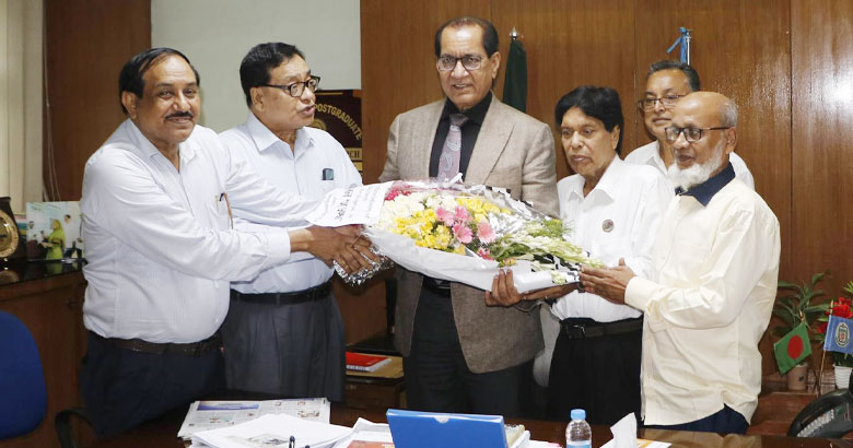 মুক্তিযোদ্ধাদের চিকিৎসাসেবা সহজীকরণের নির্দেশ বিএসএমএমইউ ভিসির