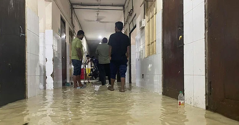 টানা বৃষ্টিতে জলমগ্ন সিওমেকের বিভিন্ন ওয়ার্ড, ক্লাস-পরীক্ষা স্থগিত
