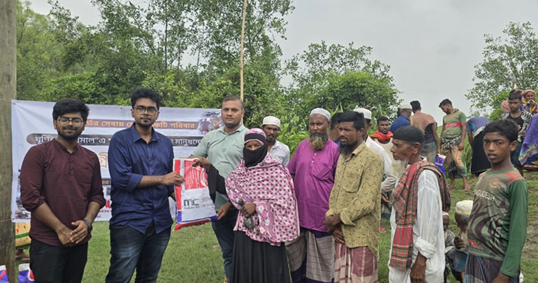 ভোলার প্রত্যন্ত অঞ্চলে মেডিসিন ক্লাবের ঈদ সামগ্রী বিতরণ