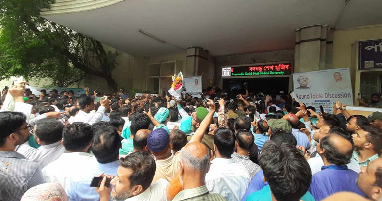 রাজসিক সংবর্ধনায় বিএসএমএমইউর নতুন ভিসির দায়িত্ব গ্রহণ