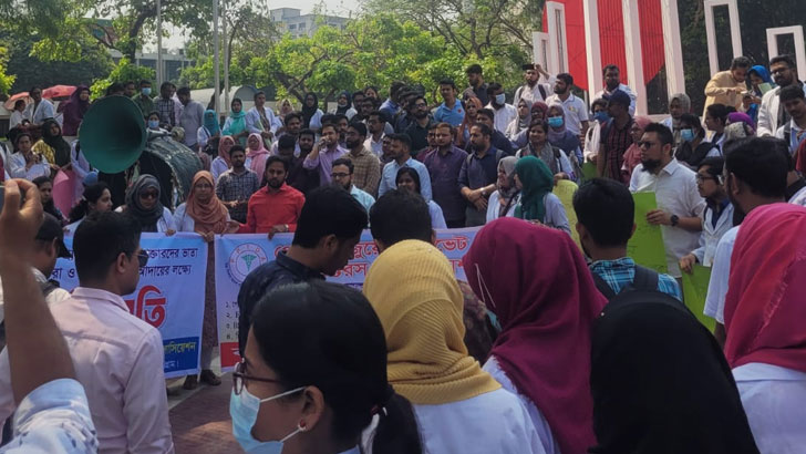 পোস্ট গ্র্যাজুয়েট ট্রেইনি ও ইন্টার্ন চিকিৎসকদের কর্মবিরতি দুই দিন বাড়লো