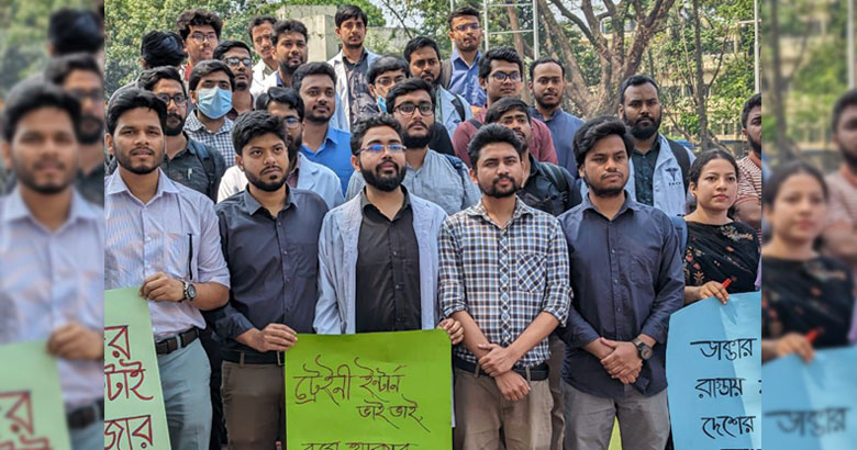 কর্মবিরতিতে সোহরাওয়ার্দী মেডিকেলের ইন্টার্ন চিকিৎসকরা