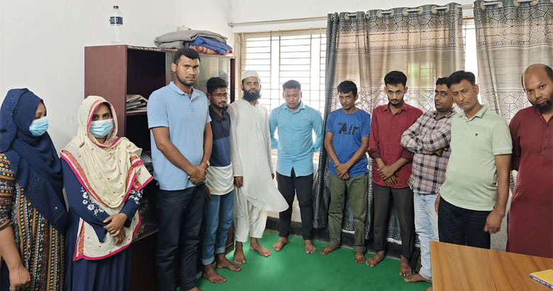 দিনাজপুর মেডিকেল থেকে দালালসহ আটক ২১